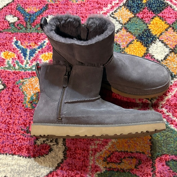 UGG Classic Zip Mini Shade Boots size 12 like new! - Picture 7 of 8